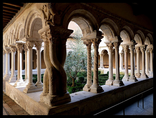 Le Cloître de la cathédrale Saint-Sauveur by J@nine