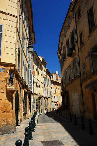 Ruelle jaune à Aix-en-Provence par Aschaf