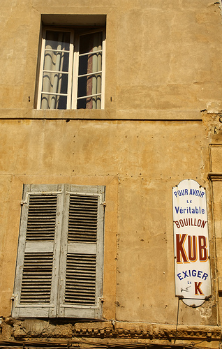 Façade à Aix : le temps arrêté par Queen Dot Kong