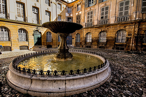 Fontaine d'Albertas - Dans la cour de l'Hôtel d'Aix en Provence par pierre.arnoldi