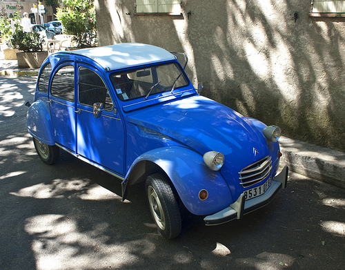 Citroën 2 CV bleue par Thomas Mayer