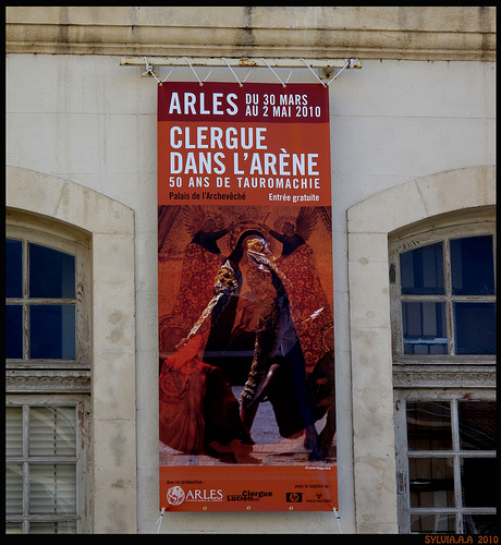 Arles : clergue dans l'arène par Sylvia Andreu