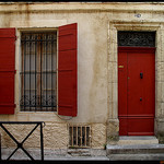 Porte et volets assortis  par Sylvia Andreu - Arles 13200 Bouches-du-Rhône Provence France