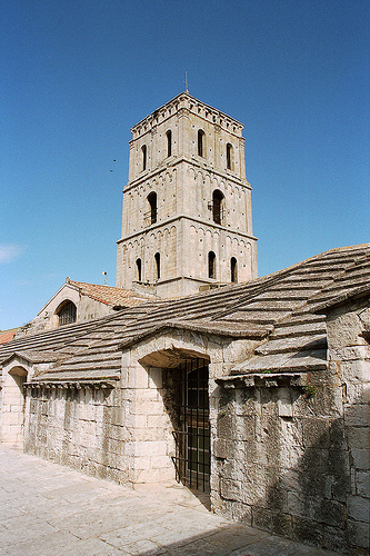 Saint-Trophime cloister in Arles by paspog