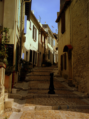 A street in Arles by perseverando