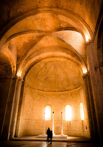 Echo - Abbaye de Montmajour par ethervizion