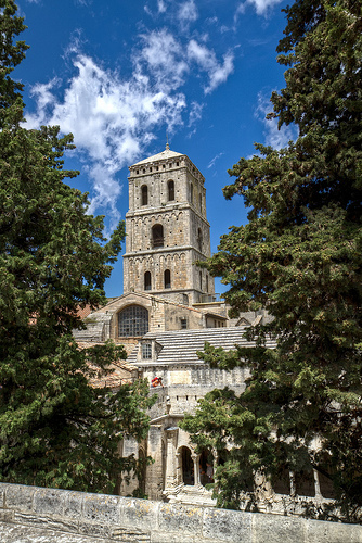 Clocher du cloître de Saint-Trophisme by Patrick Car