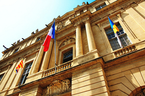 Mairie d'Arles et les 3 drapeaux par 6835