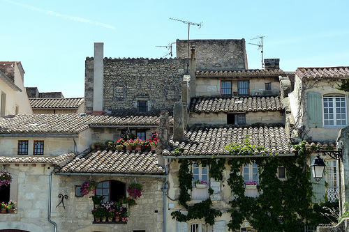 Les toits en tuiles d'Arles par Discours de Bayeux