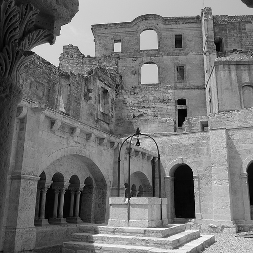 Cour de l'ancien cloitre de l'Abbaye de Montmajour par dmirabeau