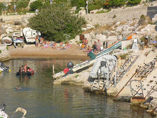 Calanque : mini plage et port de Callelongue par phileole