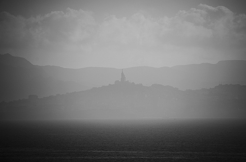 Notre Dame de la Garde vu  le sentier du littoral de Niolon.  par Julien Desclaux