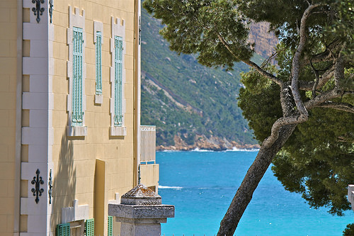 Contraste de couleurs à Cassis par Alpha Lima X-ray