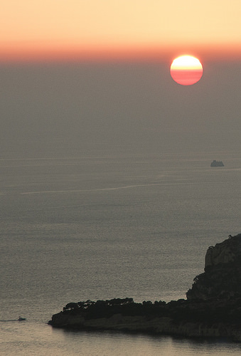 Soleil rouge au dessus des calanques de Cassis by feelnoxx