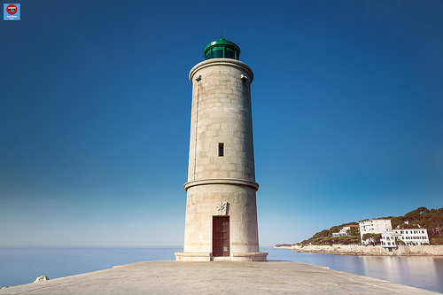 The Lighthouse / Feu vert du port de Cassis par axelguedj