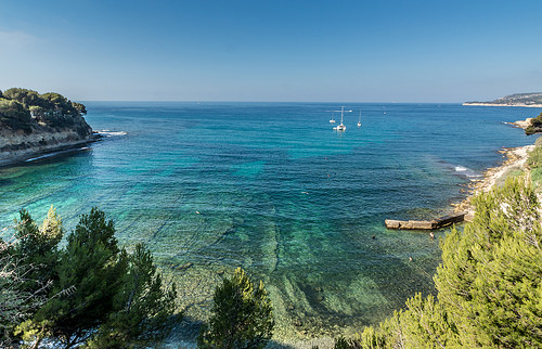 Vue anse des Lombards depuis le domaine Clos Sainte-Magdeleine by Bernard Ddd