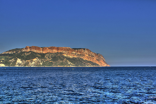 Cassis - le cap canaille qui plonge dans la mer par sebastienloppin