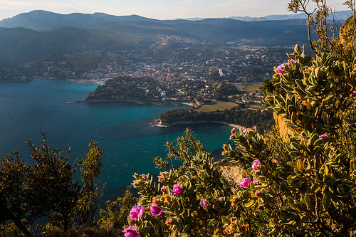 Vue sur la Baie de Cassis depuis Cap Canaille by Jamani Caillet