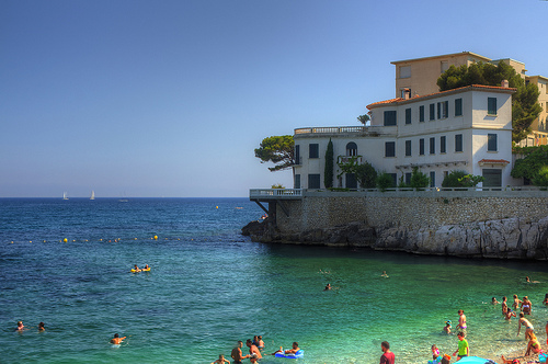 Plage dans la ville, à Cassis par sebastienloppin