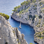 Voilier à l'entrée de la calanque d'En-Vau par Charlottess - Cassis 13260 Bouches-du-Rhône Provence France