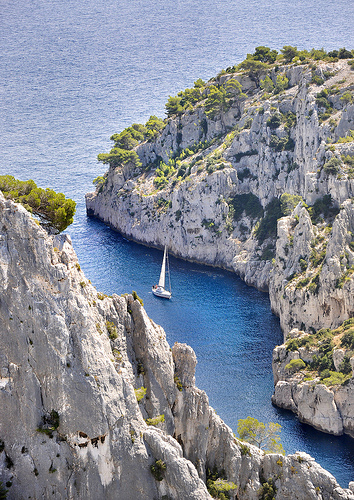 Voilier à l'entrée de la calanque d'En-Vau by Charlottess