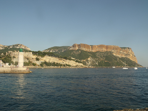 Cap Canaille en rouge et vert by george.f.lowe