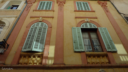 Cassis - façade en jaune et rose by larsen & co