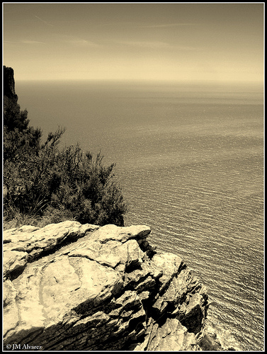 Un balcon sur la mer méditerranée by Jean-Manuel Alvarez