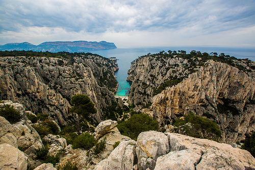 Calanque d'En-vau... la roche découpée en deux par la plage by guitou2mars