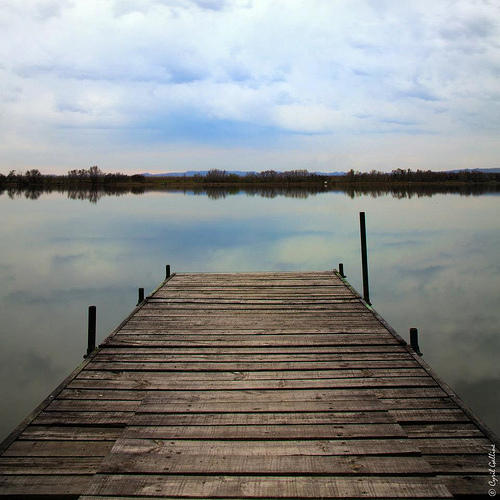 Ponton sur l'étang d'Entressen by cyrilgalline