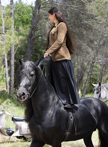 Woman standing on horse par PDGalvin