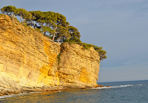 Falaise mille-feuille tombant dans la mer.... by FranceParis92