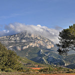 La montagne Sainte-Victoire dans les nuages by Charlottess - Le Tholonet 13100 Bouches-du-Rhône Provence France