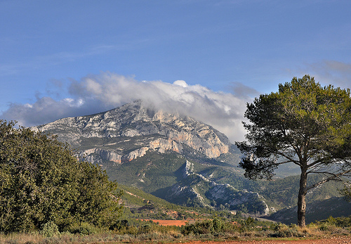 La montagne Sainte-Victoire dans les nuages par Charlottess