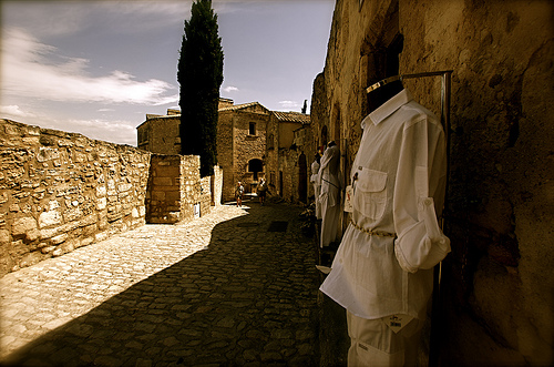 A l'ombre - Les Baux De Provence par bluerockpile