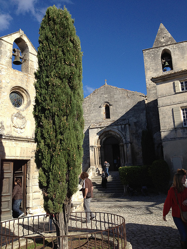 Les Baux - Chapelle des Pénitents Blancs et l'Eglise Saint-Vincent  par gab113