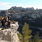 Vue sur le rocher habritant le village des Baux par salva1745 - Les Baux de Provence 13520 Bouches-du-Rhône Provence France