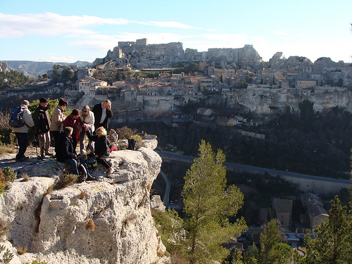 Vue sur le rocher habritant le village des Baux by salva1745