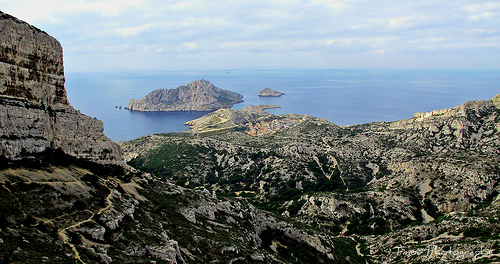 Randonnée dans les calanques. Vue sur Les Goudes et l'ïle Maire. par Tinou61