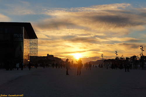 Coucher de soleil - Spectacle de fin de journée à Marseille la Joliette par sabinelacombe