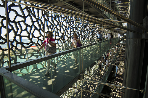 Effet de lumière et de profondeur dans les coursives ajourées du Mucem par feelnoxx