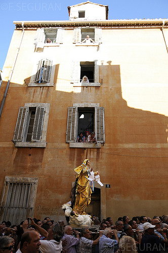 Vierge Marie - Procession du 15 aout dans le quartier du Panier by fredomarseille