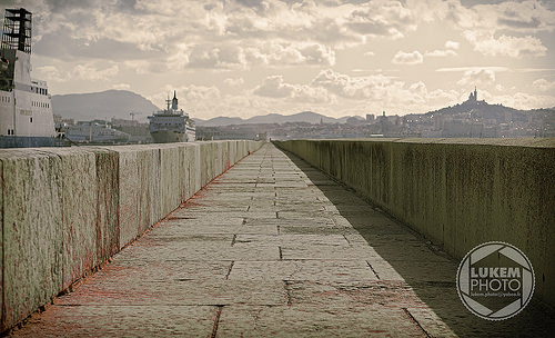 Docks de marseille - port de marchandises par lukem-photo