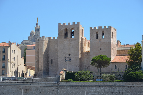 Marseille depuis le Vieux Port : l'église fortifiée par RarOiseau