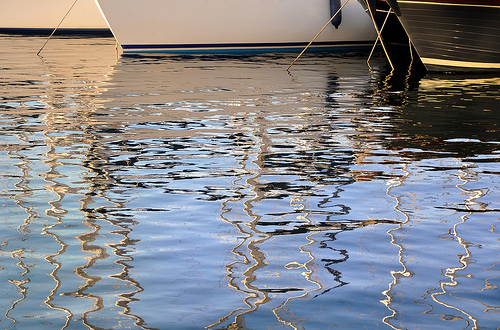 Reflet dans le vieux port de Marseille by Charlottess