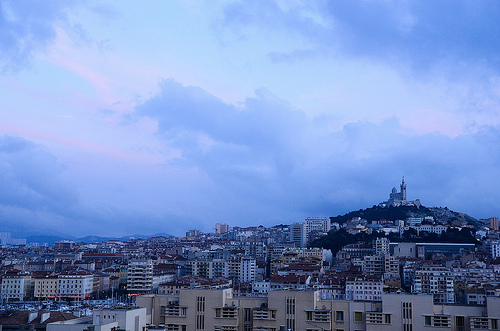 Notre Dame de la Garde domine et surveille Marseille by _Syla_