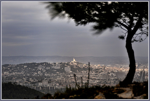 La ville de Marseille par temps d'orage par Charlottess