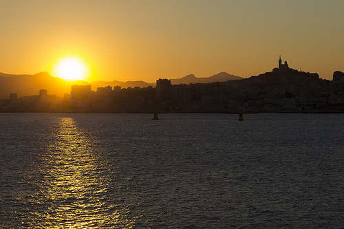 Lever de soleil sur Marseille by j_quetin