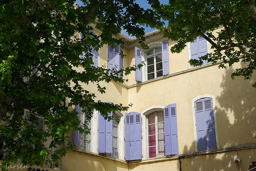 Martigues - façade aux volets bleux sur les quais par larsen & co