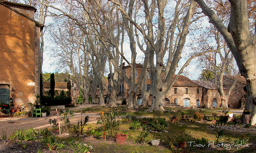 Une ferme dans la vallée des Baux par Tinou61